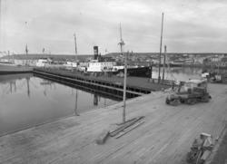 Vadsø 1952. Dampskipskaia. Bildet er tatt mot nordvest. Hurt