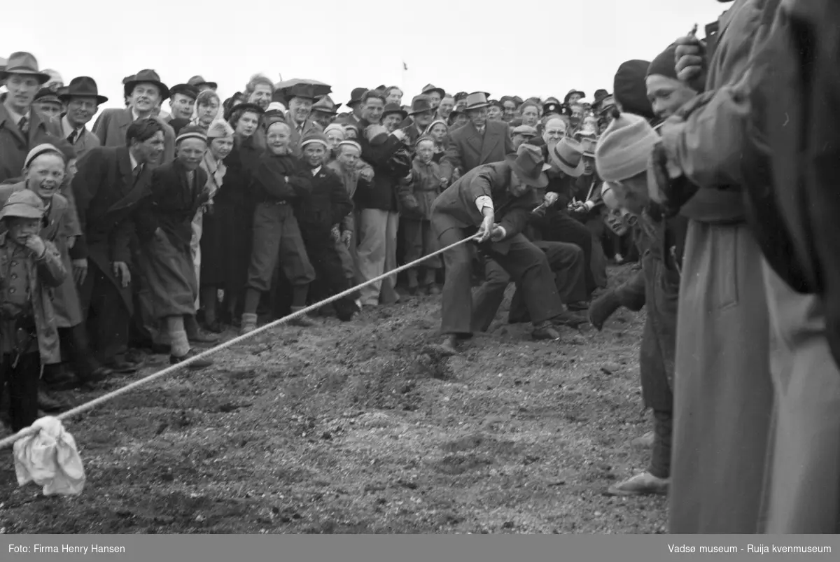 Vadsø 17 mai 1951. Tautrekkingskonkurranse, trolig på idrettsbanen. I enden av tauet ser vi fire menn.