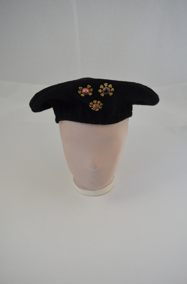 3 smykkesteiner i messingfarget innfatning.