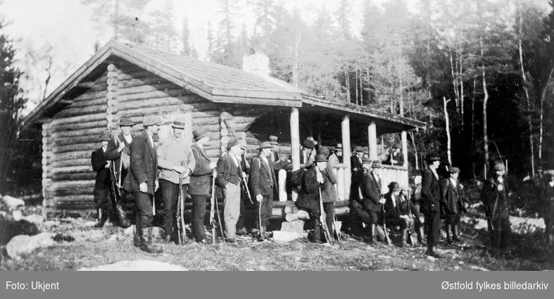 Elgjaktlag ved Langvassvillaen i Rømskog 1918. Ukjente personer.