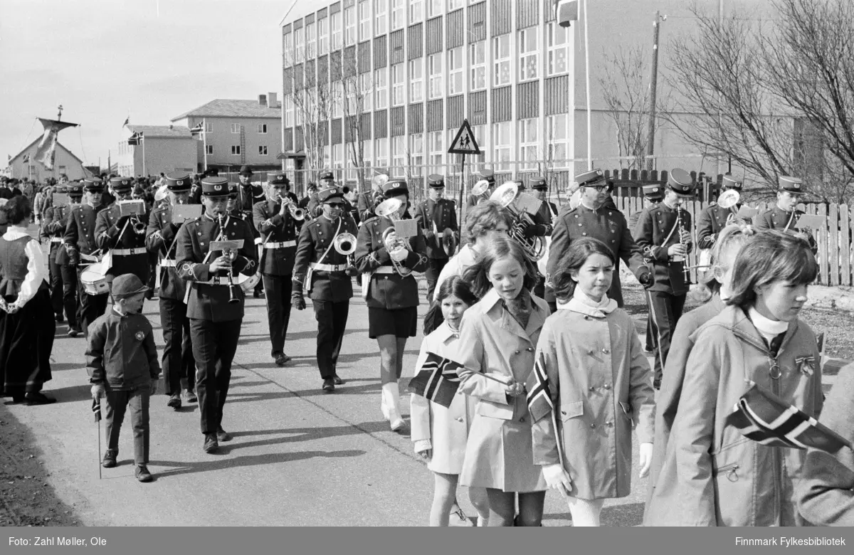 Vadsø 17.5.1969. Barnetog og  Vadsø skolemusikk på 17.mai. Fotoserie av Vadsø-fotografen Ole Zahl-Mölö.