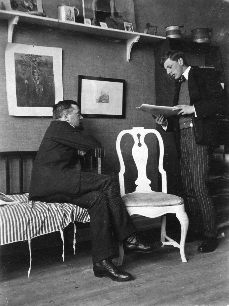 John Bauer i sitt hem tillsammans med en man. Jönköpings läns museum