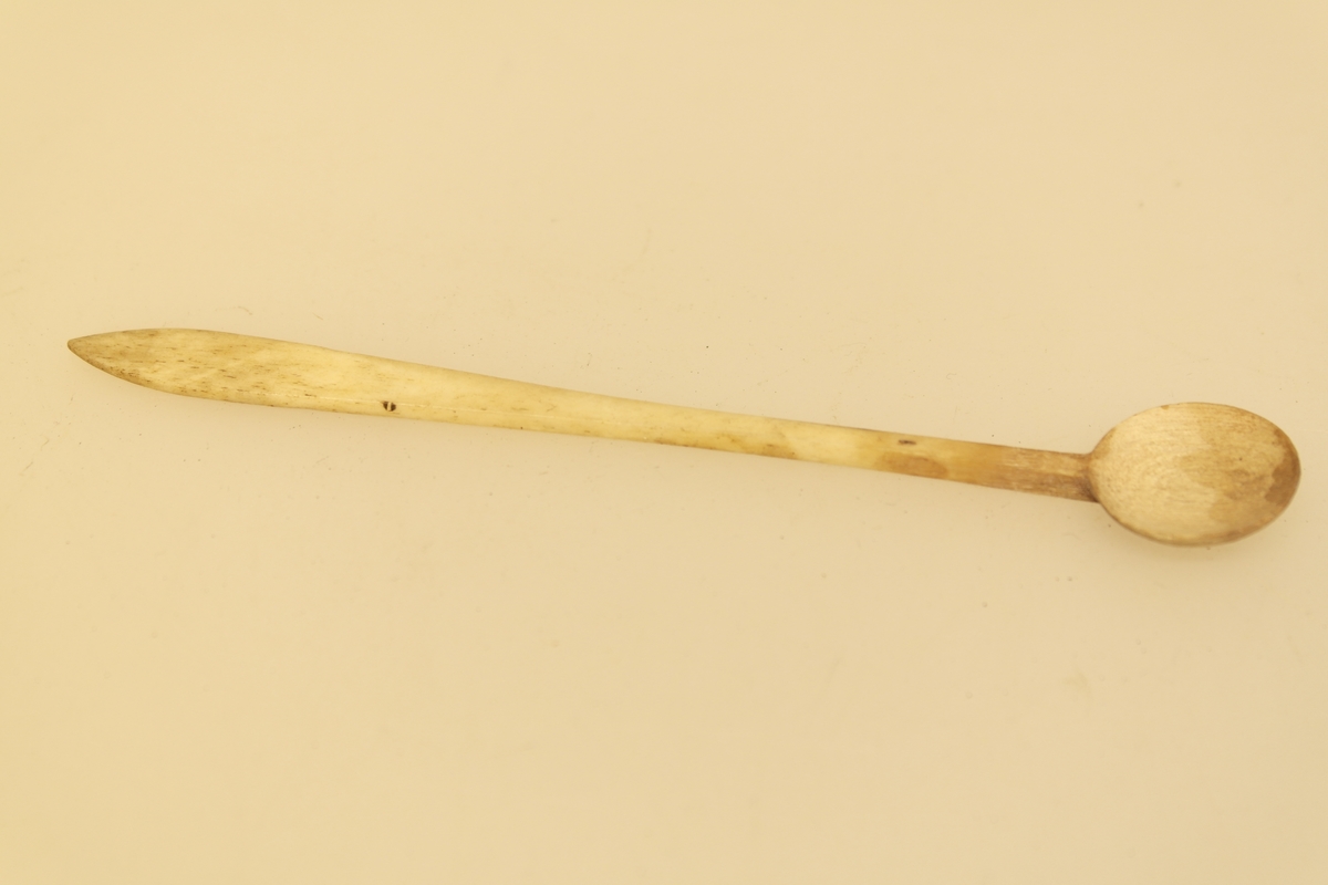 Kryddersett bestående av stativ (a), tre glass (b-e) og skje (f).
A) Krydderstativ av løvtre og støpt messing. Stativet er saget, høvlet, pusset og lakket. Messingkant rundt tre sirkelåpninger. Balusterformet håndtak med ring i messing i midten av stativet. Tre messingbein formet som dyreføtter.
B) Støpt glass med glasspropp (E)
C) Støpt glass med gjennomhullet messingkork
D) Støpt glass
F) Skje i bein som er skåret og pusset