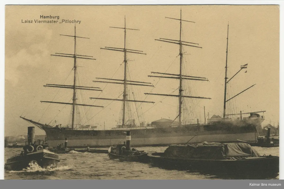 Hamburgs hamn med ett segelfartyg, stor fyrmastad bark, Laisz Viermaster Pitlochry, i förgrunden flera bogserbåtar och en pråm(?).
