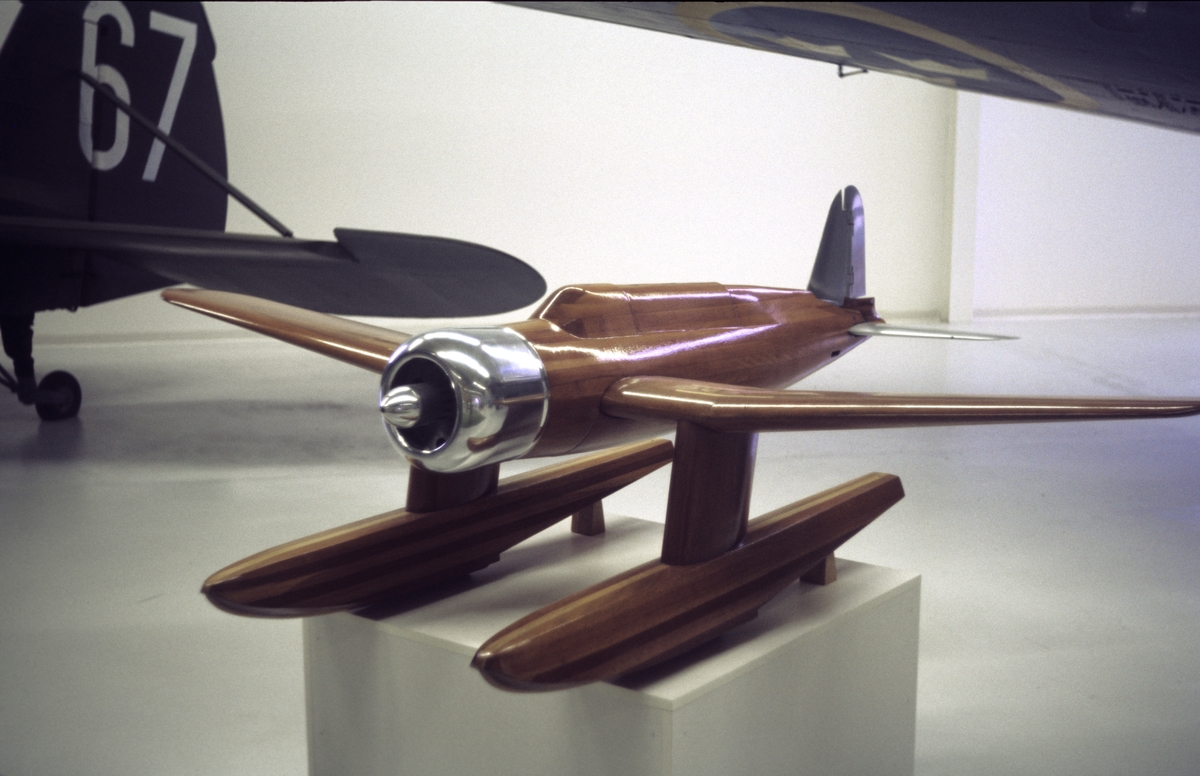 Vindtunnelmodell av flygplan B 17 i Flygvapenmuseums utställningshall, 1988.