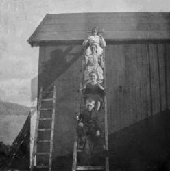 Fire stykker sittende på en stige. Det er ukjent hvem disse 