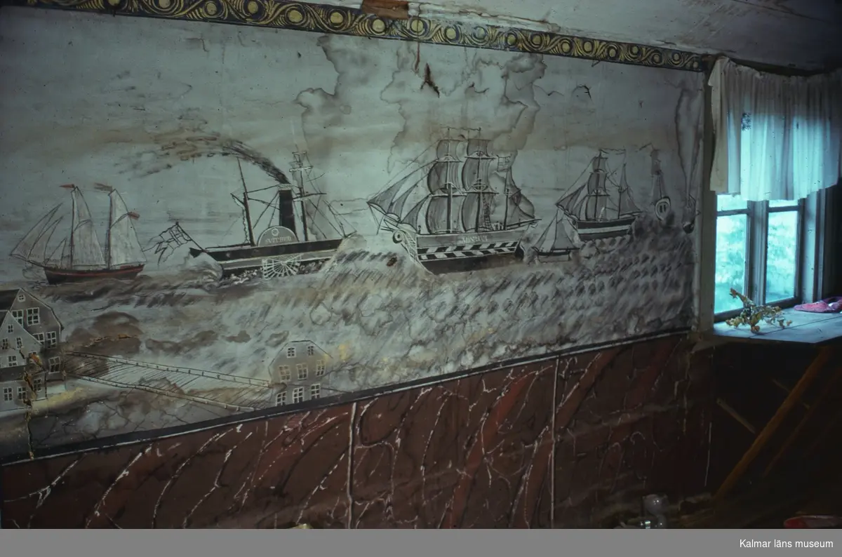 Väggmålning i fastigheten Norra Bäck 4. Målningen föreställer en fartygskollision som inträffade 1914.