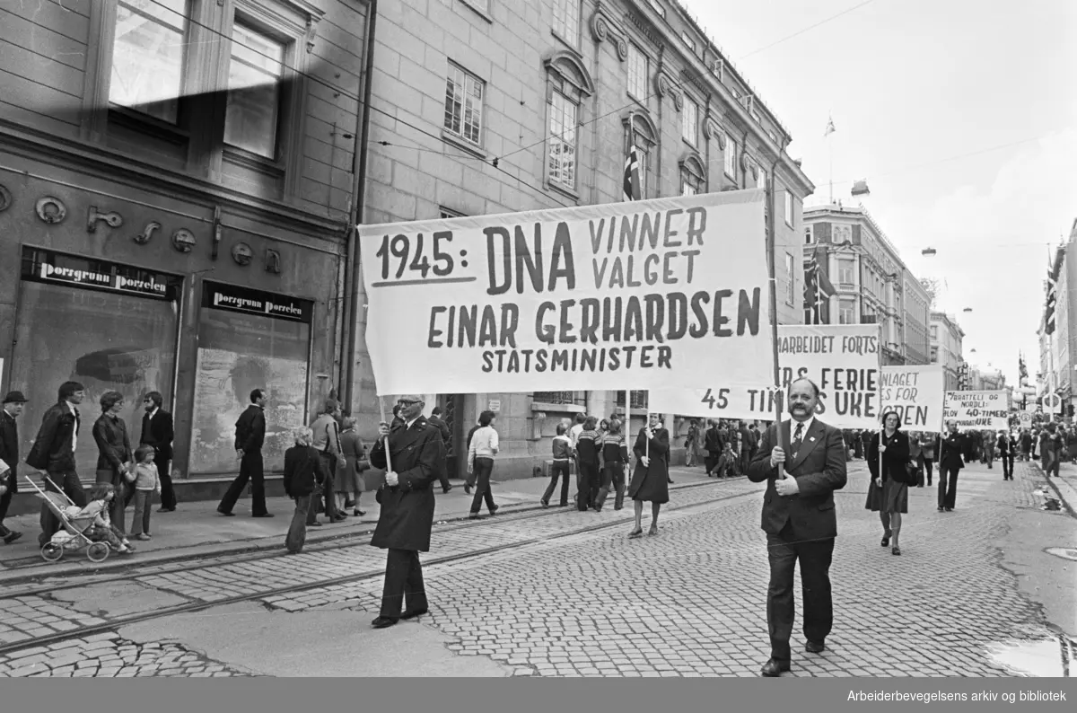 1. mai 1977 i Oslo.Demonstrasjonstog.Parole: 1945: DNA vinner valget. Einar Gerhardsen statsminister.