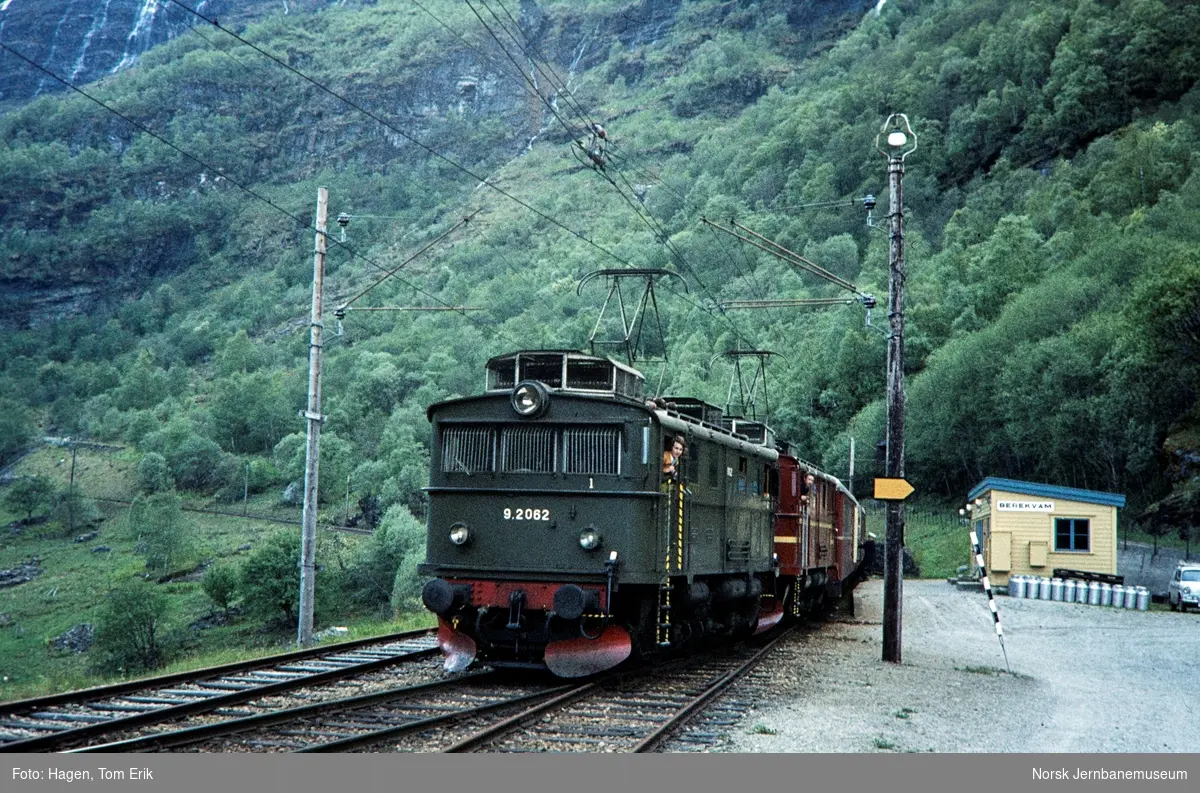 Elektrisk lokomotiv El 9 nr. 2062 fremst i tog på Berekvam holdeplass