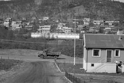 Bebyggelse på Bergseng. I forgrunnen et hus og en lastebil p