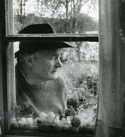 Fönsterisättning. Albert Viksten i hatt utanför fönstret, Törn 19-21 september 1958.