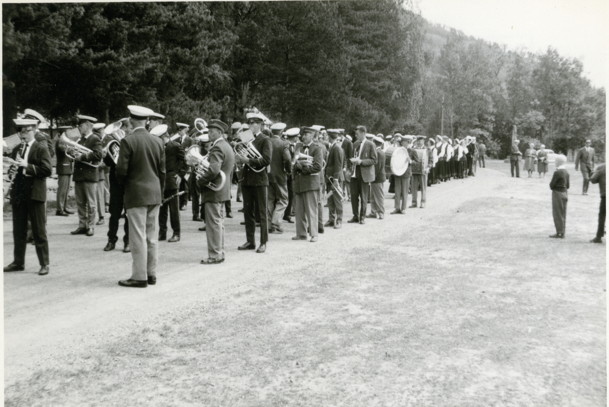Musikkorps deltar på eit sangerstemne ca 1960.