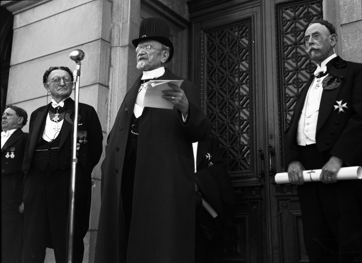 F d landshövding Hjalmar Hammarskjöld tackar å jubeldoktorernas vägnar, Universitetshusets trappa