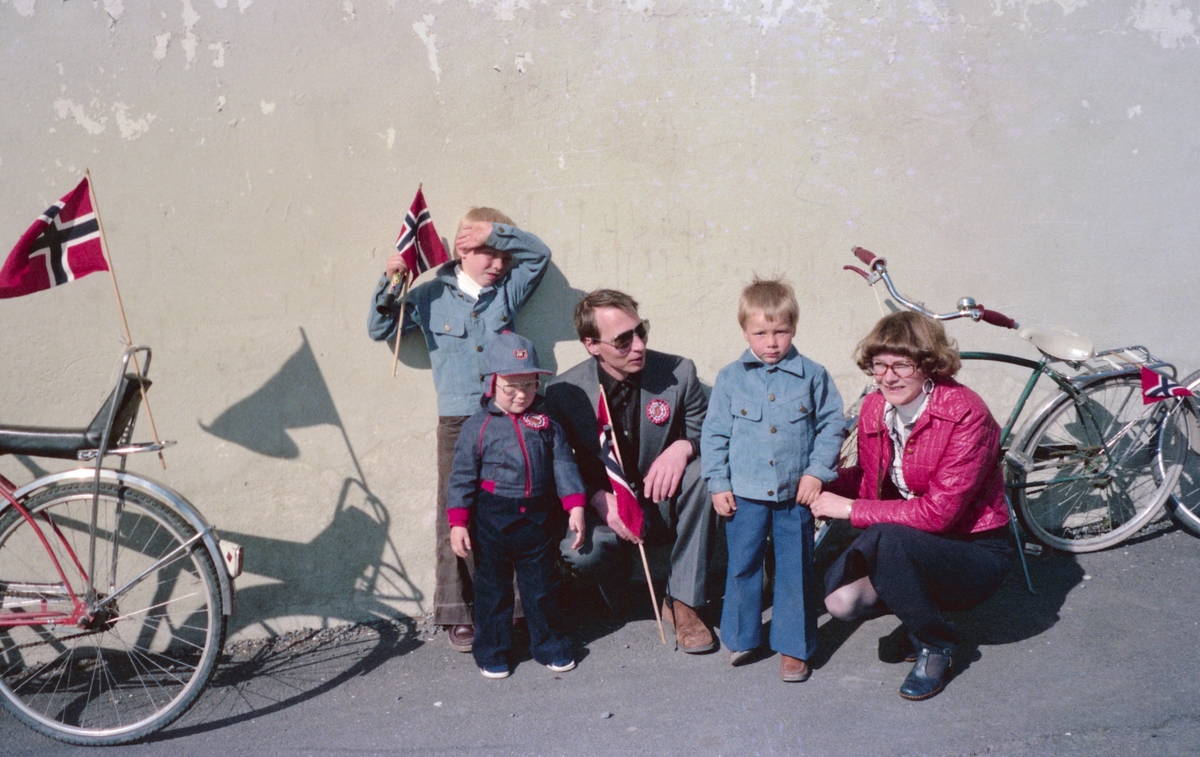 17.mai tog og feiring, Sagdalen Skole, Strømmen, samt kransnedleggelse ved minnesmerke over falne fra Skedsmo, nord for Strømmen kirke , reportasjebilder