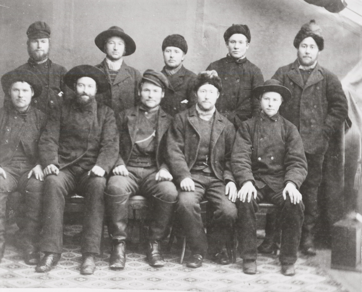 Gruppe, ti menn.  (Båtmannskap). 1895-1900.