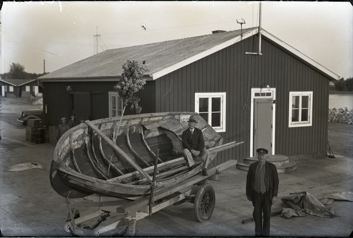 Färjan klar att tagas ombord på Kalmarsund 1 för transport till sjöfartsmuseet i Kalmar. Godsägare Willner i Möllstorp som är donator av färjan följde med på resan. Bilden publicerad i Barometern 2 Juni 1937.