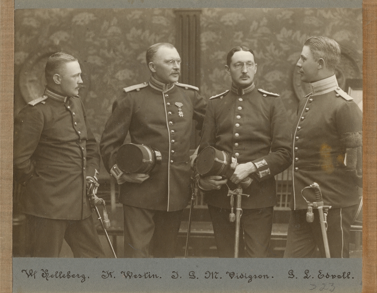 Officersporträtt tagna vid militärskolan i Gävle 1904-1905.