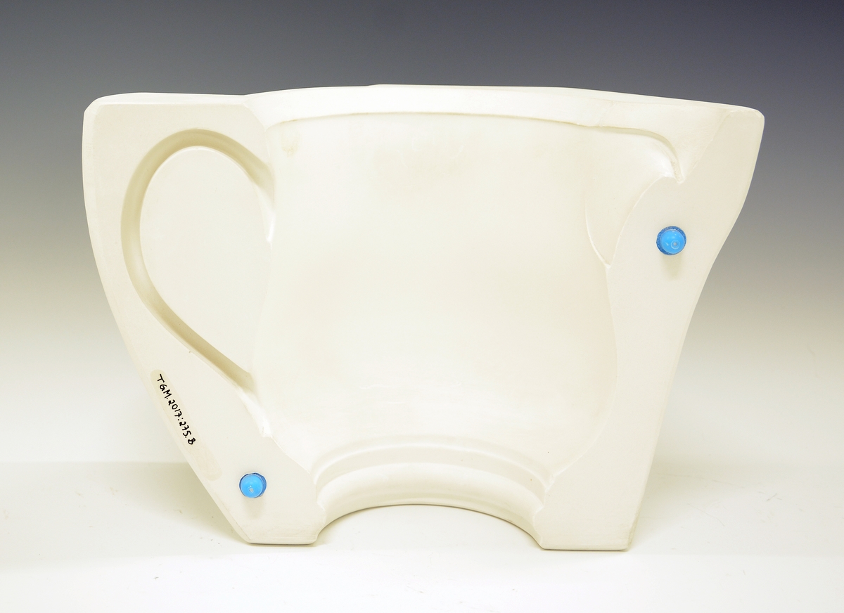 Del av støpeform til kanne.
Modell 2590 av Leif Helge Enger.