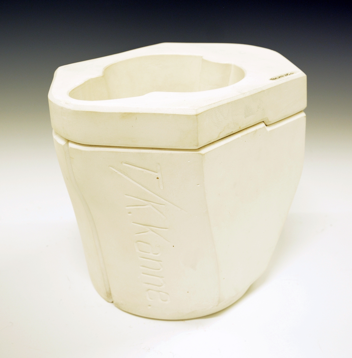 Del av støpeform til kanne.
Modell 2590 av Leif Helge Enger.