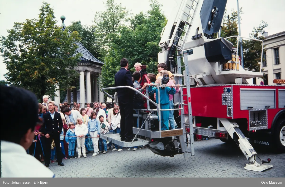 Oslo-dagene 1986, brannbil, brannkonstabler, publikum, musikkpaviljong