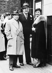Edwin McArthur, Lauritz Melchior og Kirsten Flagstad utenfor Covent Garden i London. Bildet er tatt i forbindelse med en populær konsert 19. mai, 1936
