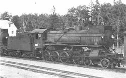 Damplokomotiv type 31a nr. 320 på Grorud verksted. Til venst