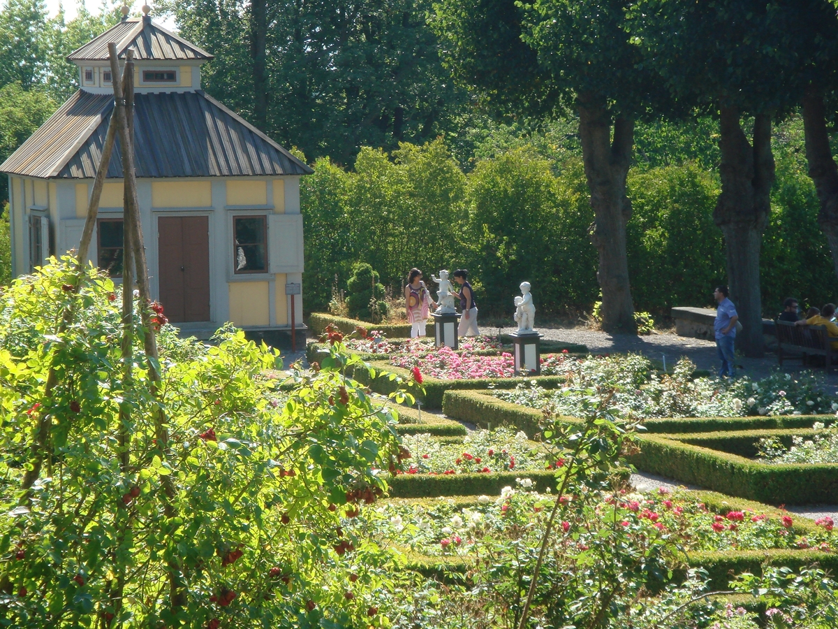 Rosenträdgården sed från Sagaliden. Swedenborgs lusthus och Järnhandlargården syns i bakgrunden.