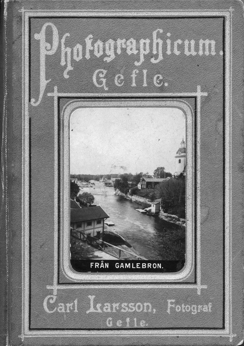 Photographicum. Omslagsbild på mapp innehållande 10 st fotografier med nio Gävlemotiv samt ett Älvkarlebymotiv.