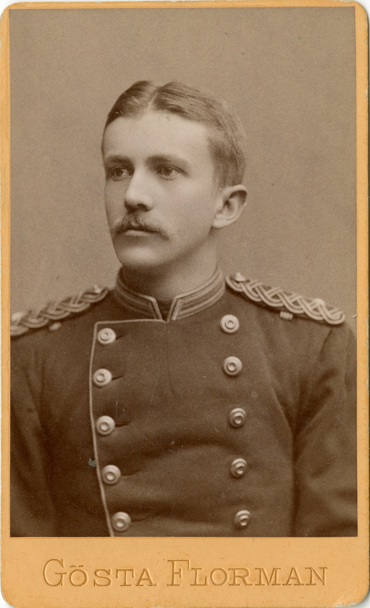 Porträtt av Birger Lindblad, underlöjtnant vid Närkes regemente I 21.
Se även AMA.0007861.