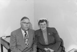 Byggmester Einar Kiran med frue Ingeborg på besøk fra USA