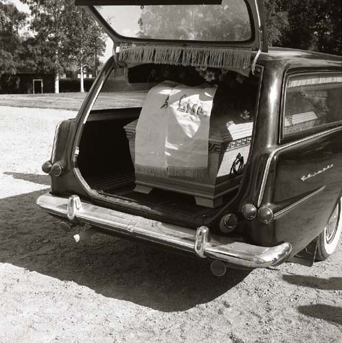 Albert Vikstens kista placerad i bårbilen för att köras vidare från kyrkan efter begravningen 29 juni 1969. Krans med en sista hälsning från hans fru Lisa.