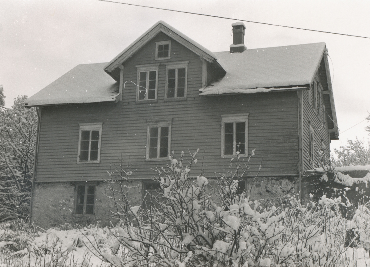 Dokumentasjonsbilder i serie av Hamrevillaen på Skuggen, Nørvasund.