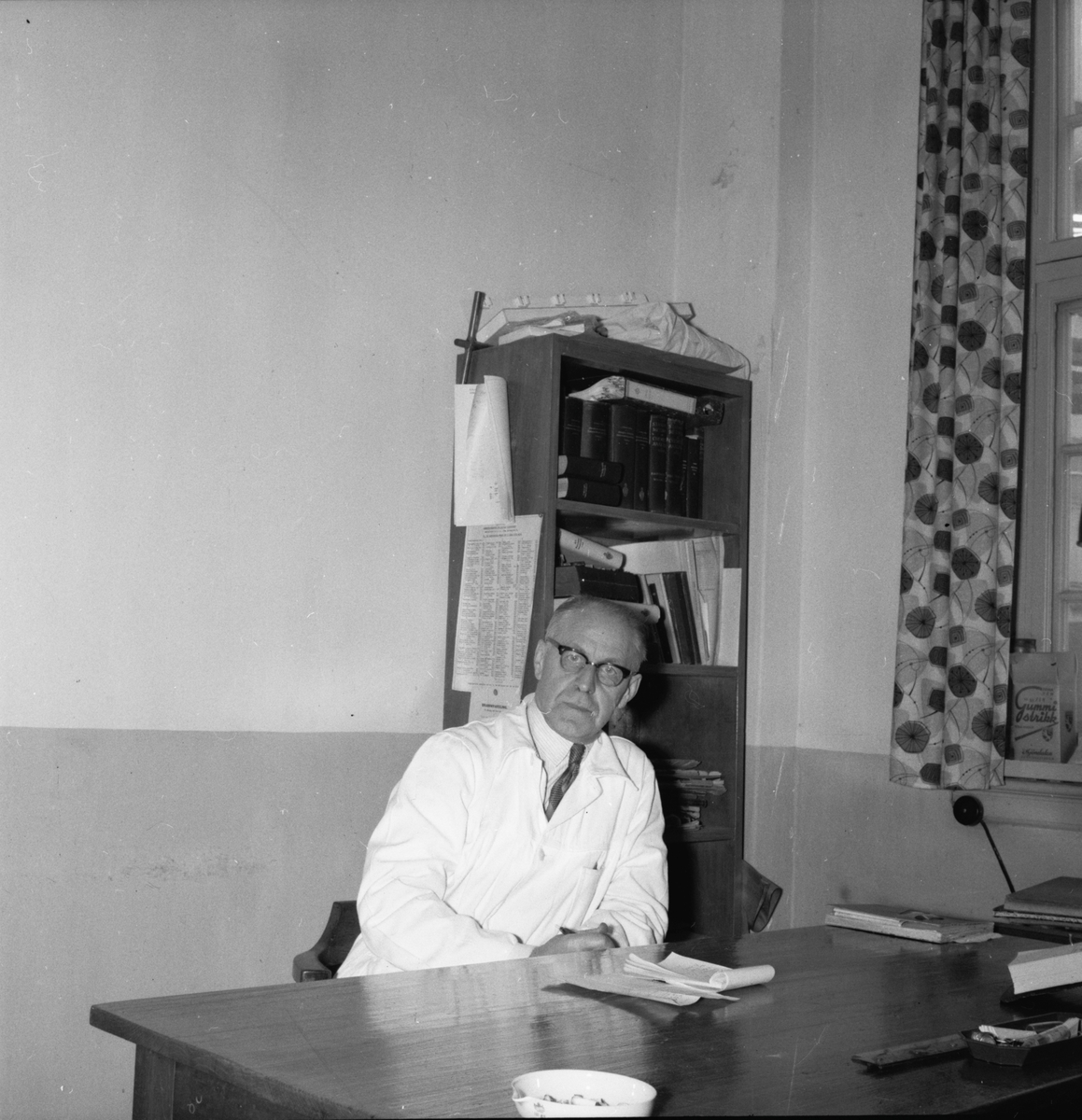 Sjefslaborant Trygve Eriksen på kontoret sitt ved DNZ, Zinken
