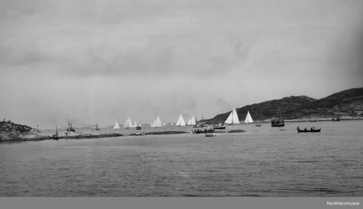 Fra en seilas/regatta i Kristiansund. Trolig omkring 1920-1939. Fra Nordmøre museums fotosamlinger.