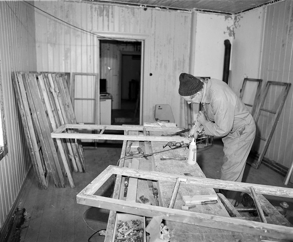 Klevfos Industrimuseum, Ådalsbruk, Løten. Otto Østlund restaurerer vinduer.