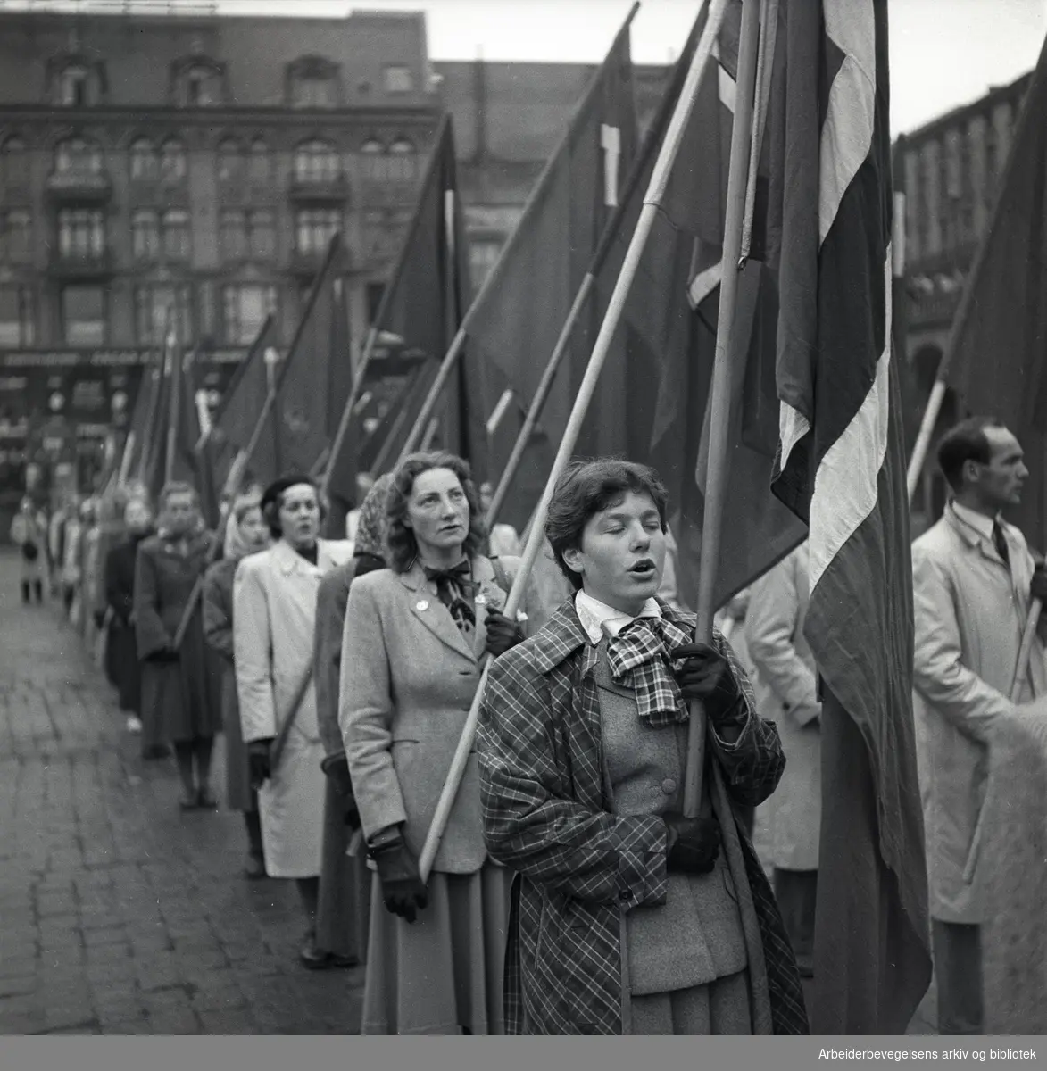 1. mai 1950, demonstrasjonstog og flaggborg på Youngstorget.