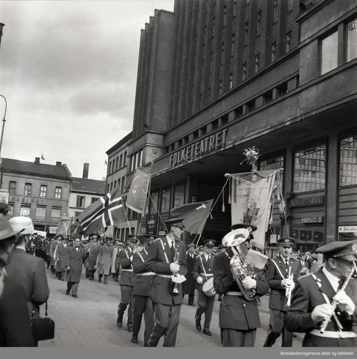 1. mai 1958, Youngstorget. Fane: Elektromontørenes Forening...