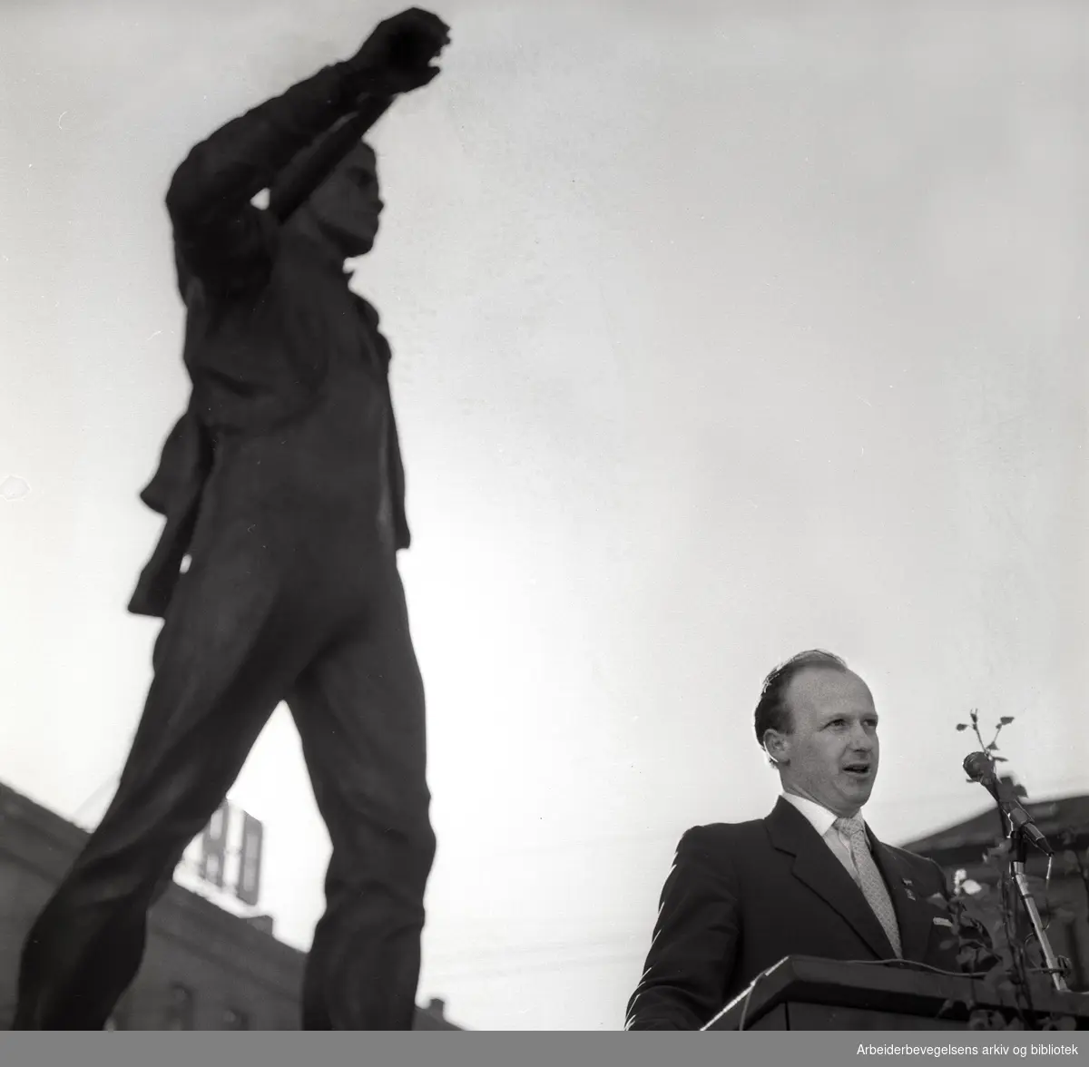 1. mai 1960, Thore Gundersen holder tale for flagget ved statuen Pioneren på Youngstorget.