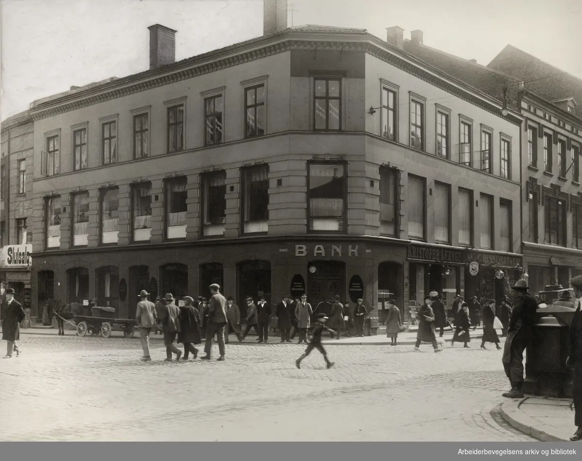 Kristiania og Opland Vekselbank (senere Arbeidernes Landsbank), flyttet inn i lokalene på Nytorvet 4 (Youngstorget ) i november 1918.