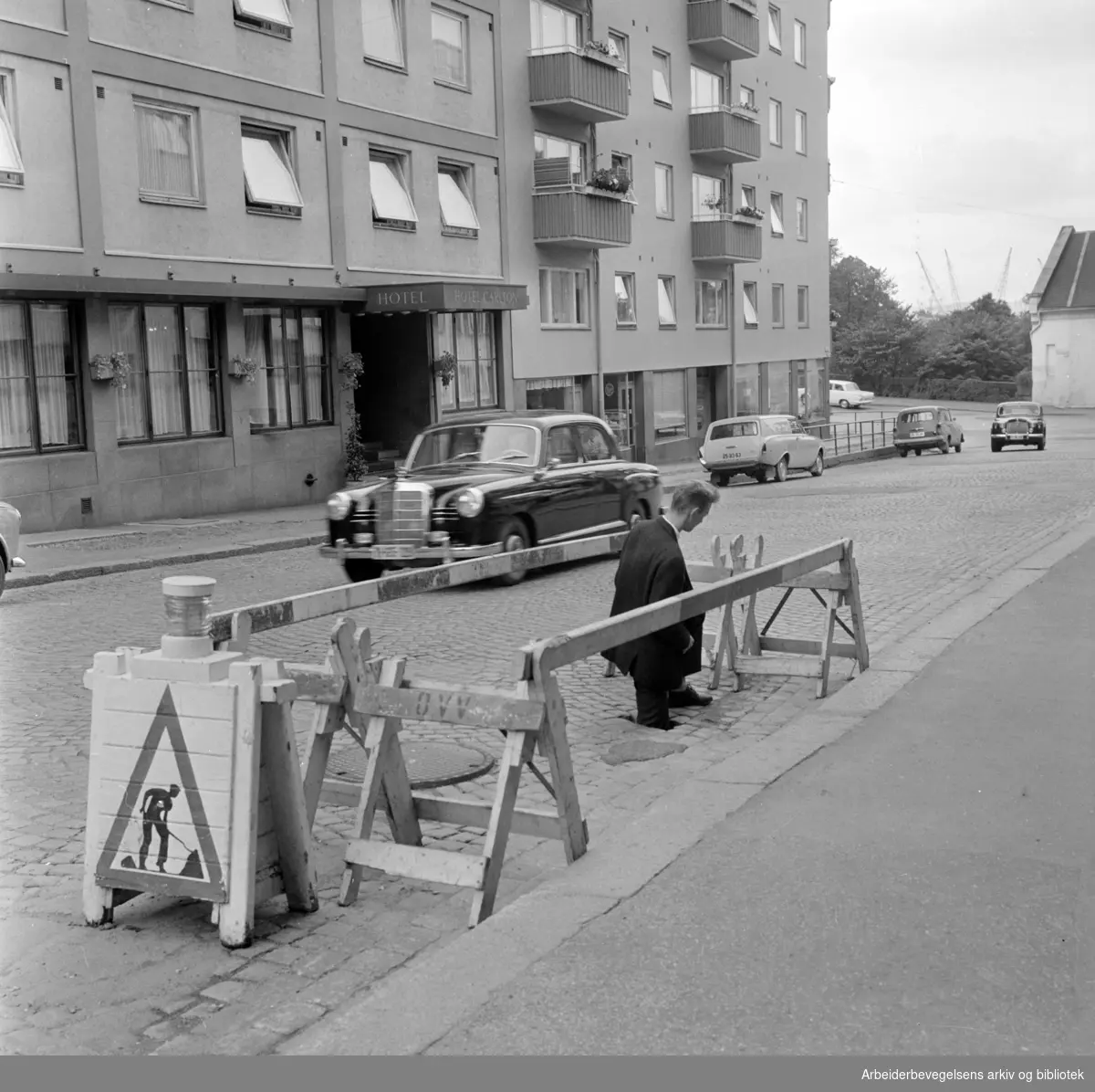 Parkveien - trafikkfarlig hull i gata, juli 1963
