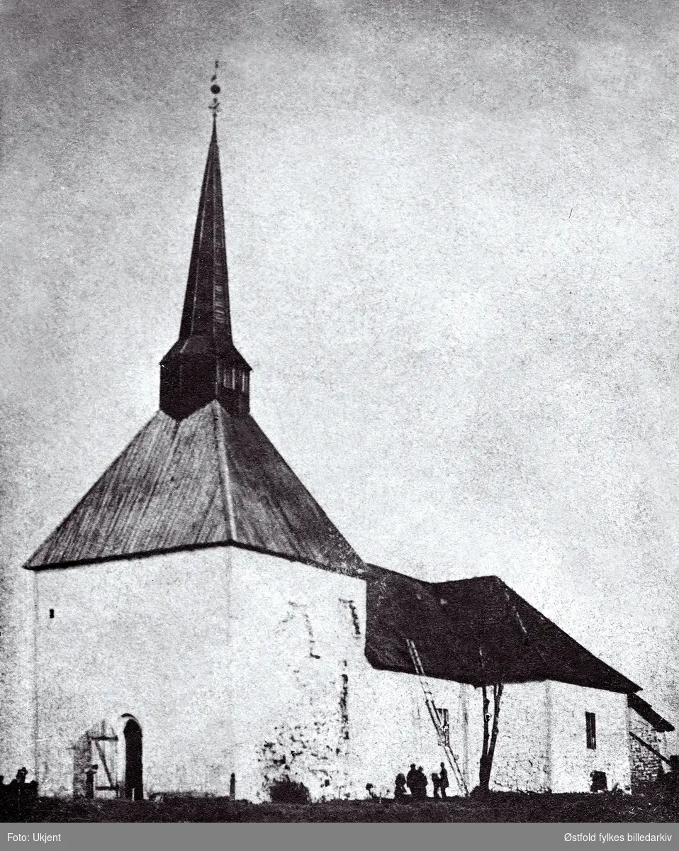 Gamle Tune kirke, revet 1865.
Tekst på fotografi: 
"Den gamle fylkeskirken i Tune fra tusentallet nedrevet i 1860-årene."
"Tune kirke oppført 1080, nedrevet 1865"