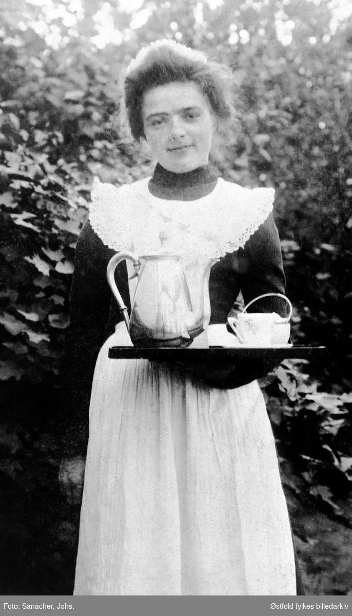 Kristine Larsen, ca. 1900, var hushjelp i Fredrikstad. Kristine ble føst 1885 i Råde og døde i Tune i 1958.