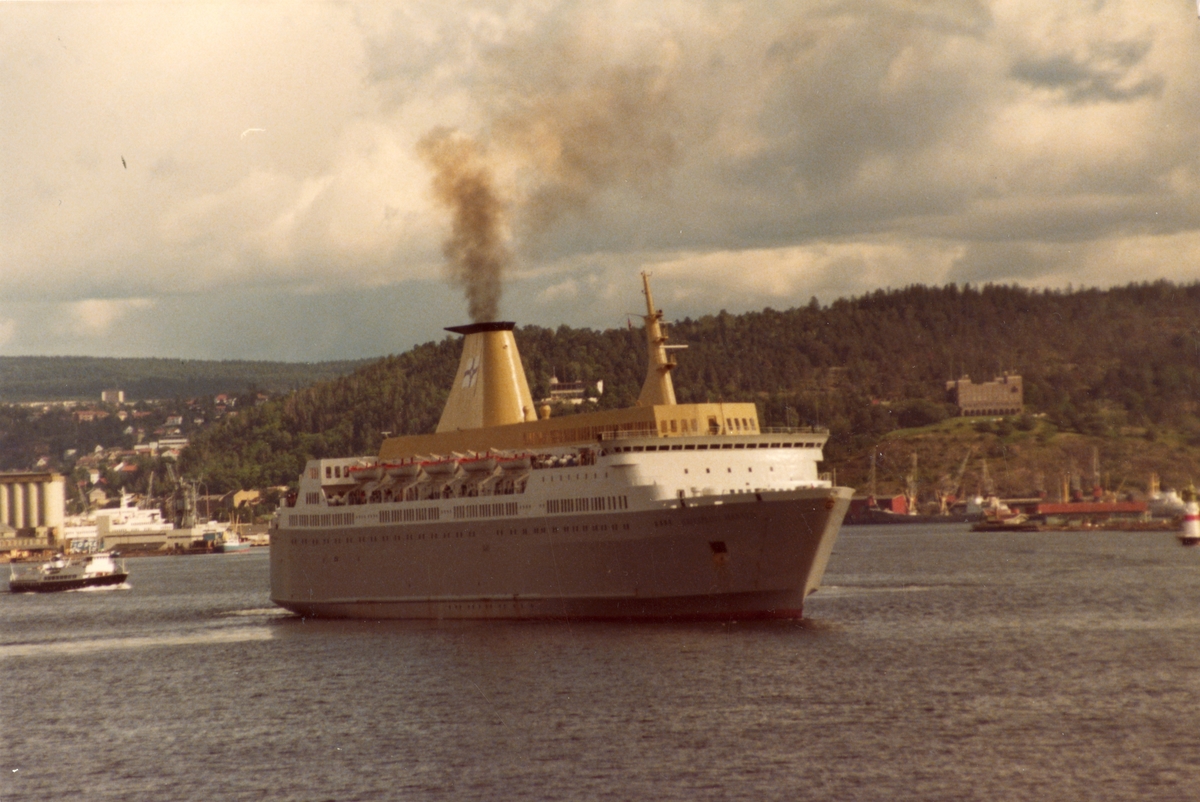 Kielfergen M/S 'Kronprins Harald (b.1976) ved Vippetangen med sjømannsskolen og Ekebergåsen i bakgrunnen