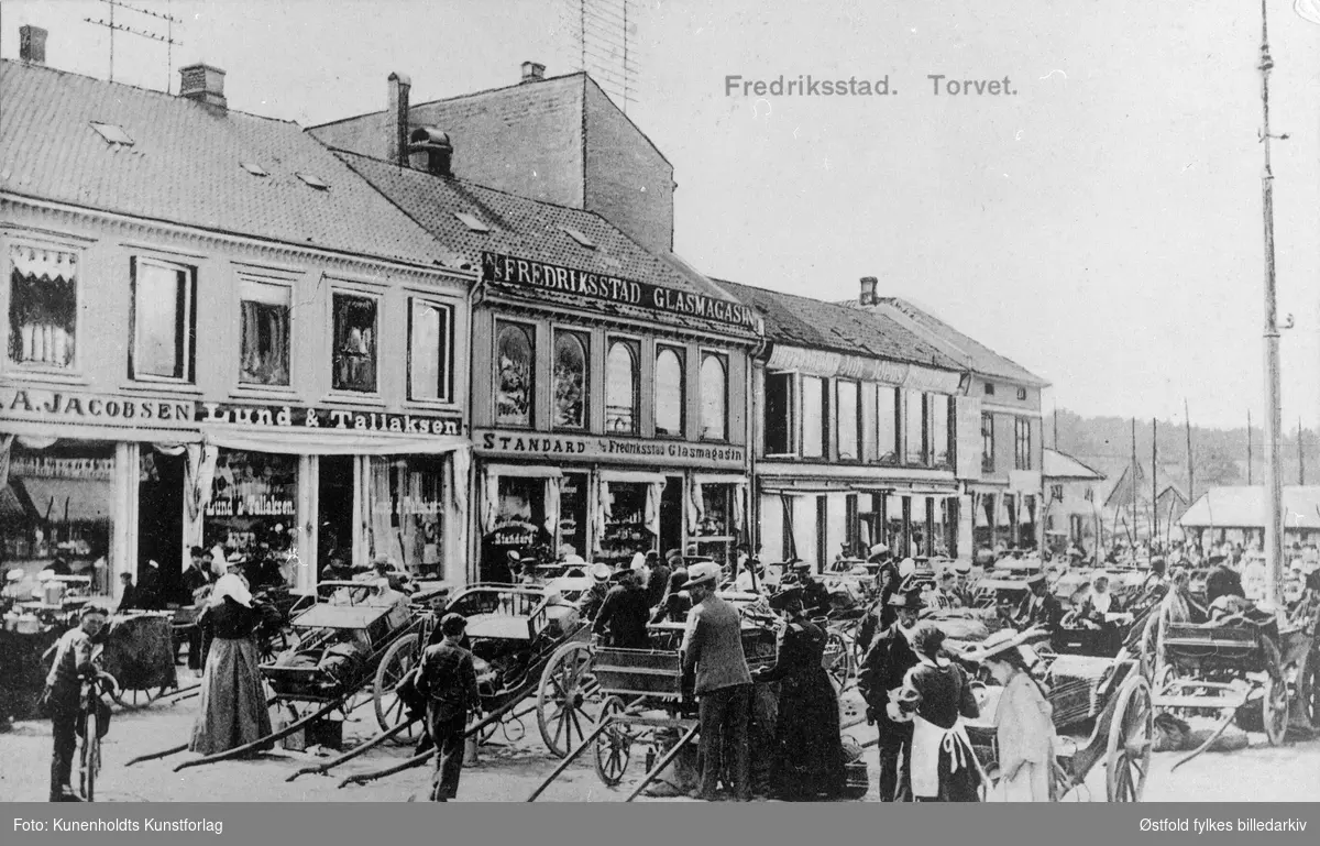 Torvet i Fredrikstad,  1910. Postkort.
Til venstre A/S Fredriksstad Glasmagasin, og Lund & Tallaksen.