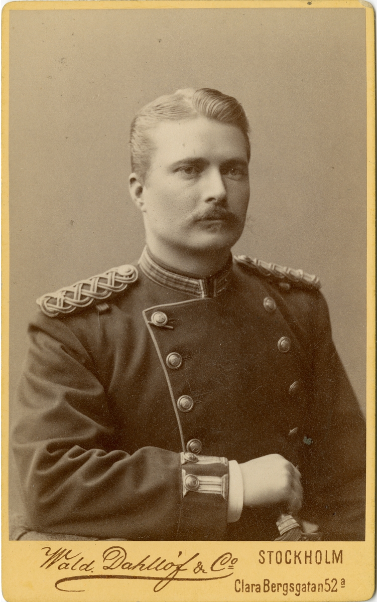 Porträtt av Sigurd Ericson, kapten vid Dalregementet I 13.

Se även bild AMA.0007194 och AMA.0021739.