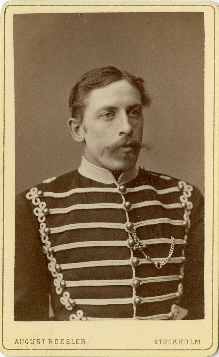 Porträtt av friherre Fritz Henrik von Essen, officer vid Livregementets husarer K 3.

Se även bild AMA.000809 och AMA.0001036.