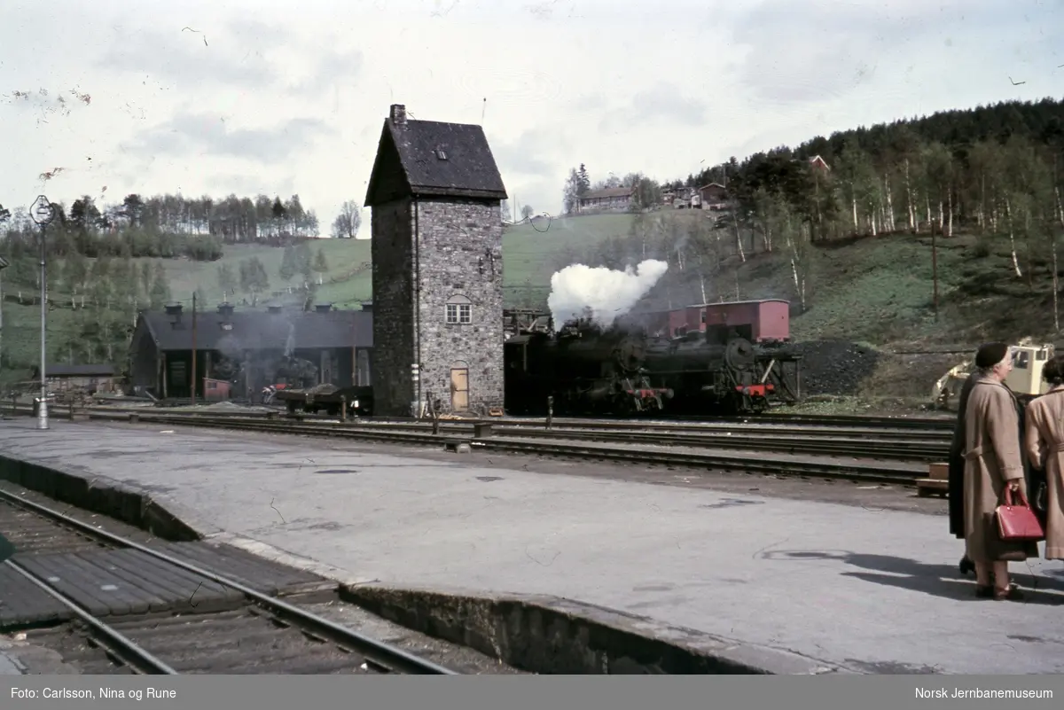 Dombås stasjon med vanntårnet, damplokomotiv og lokstallen