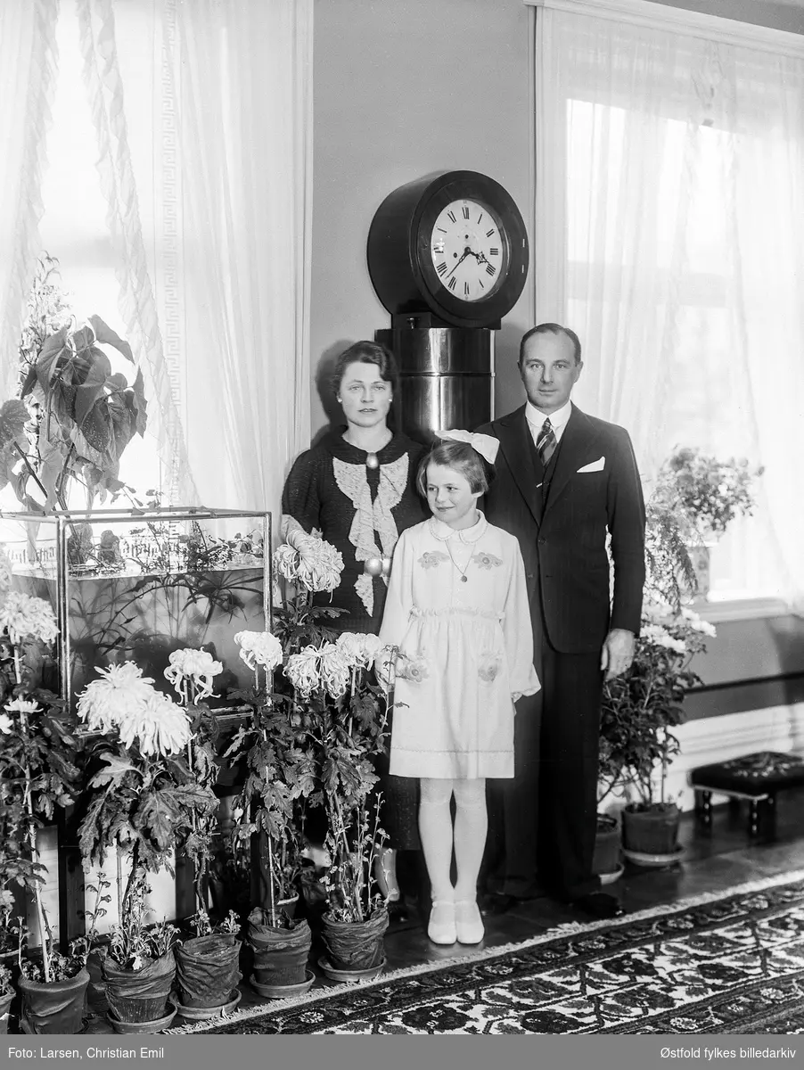 Borregaard herregaard, interiør, gruppei, familie, generaldirektør Arne Meidell og kone Aasta, barn.