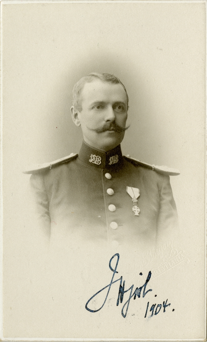 Porträtt av okänd norsk officer, Hjort vid 1. Akershusiske Brigaden.