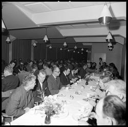 Kaffemat etter allmøte for arbeidere ved Mg-fabrikk i Herøya